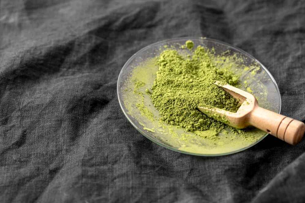Kratom measured out on a teaspoon